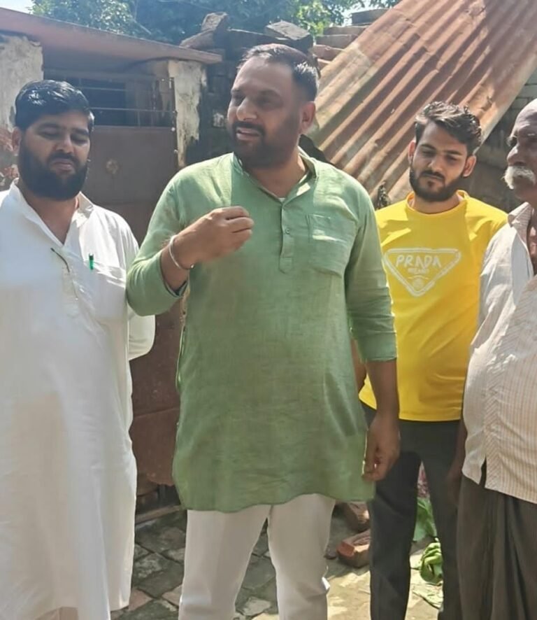 बाढ़ ने छीना अनाथ बच्चों का आशियाना, सपा नेताओं ने बढ़ाए मदद के हाथ, राशन और घरेलू जरूरत का सामान पहुंचाकर परिवार को दिया सहारा ।