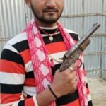 हाथ में देसी कट्टा और चेहरे पर टशन: परबत्ता थाना क्षेत्र के गरैया वार्ड 8 से वायरल हुई युवक की फोटो*
