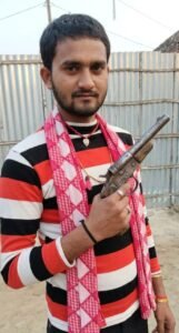 हाथ में देसी कट्टा और चेहरे पर टशन: परबत्ता थाना क्षेत्र के गरैया वार्ड 8 से वायरल हुई युवक की फोटो*