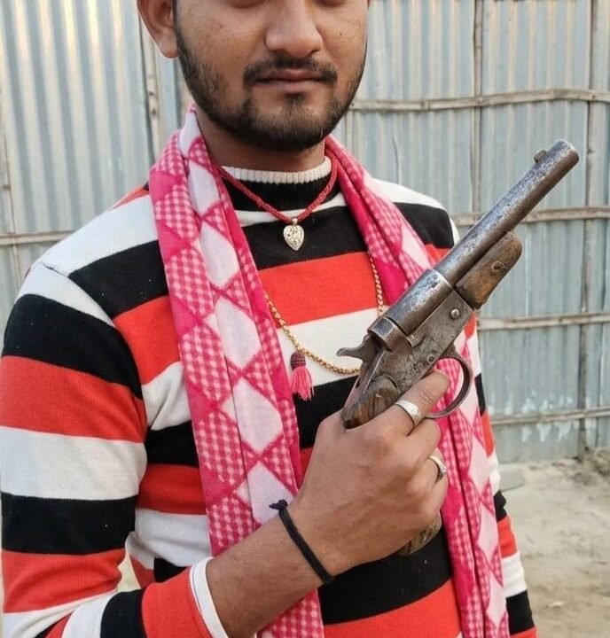 हाथ में देसी कट्टा और चेहरे पर टशन: परबत्ता थाना क्षेत्र के गरैया वार्ड 8 से वायरल हुई युवक की फोटो*