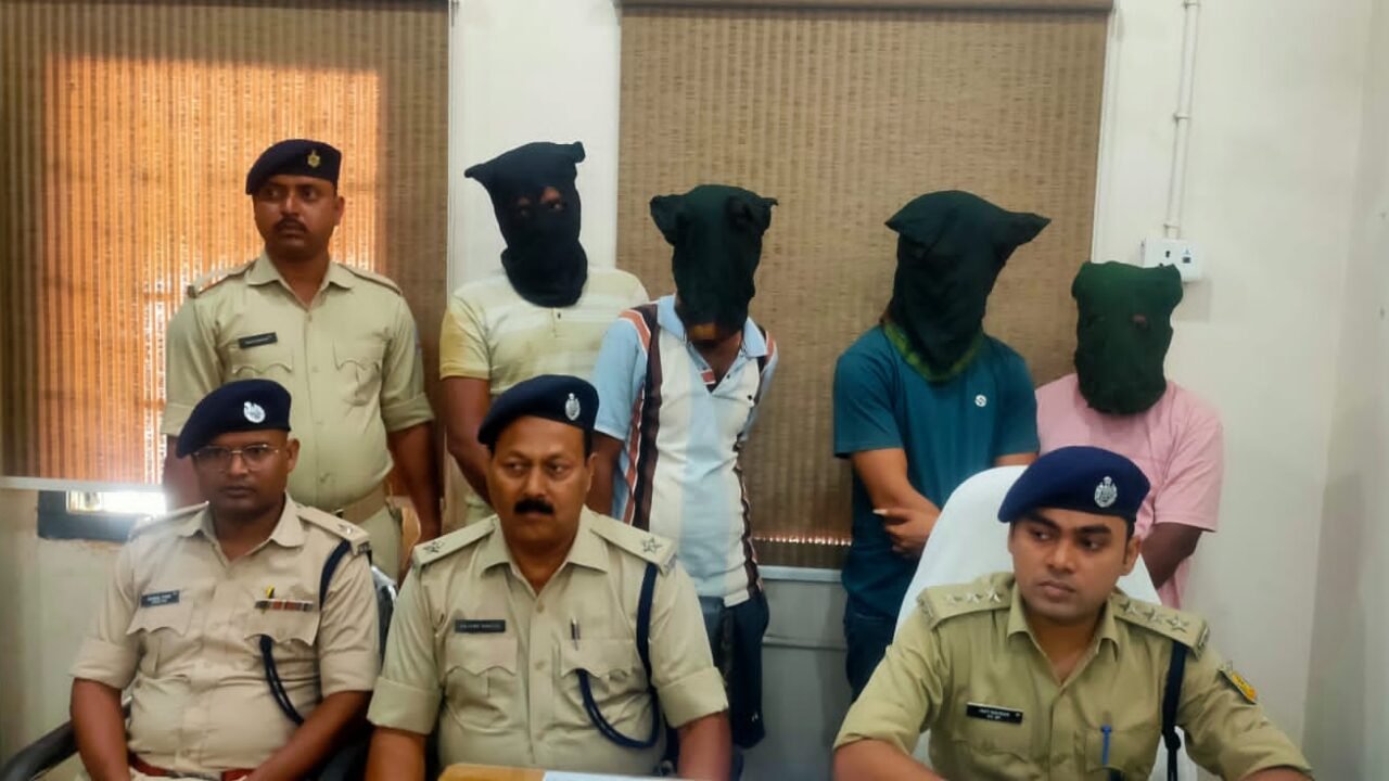 गैस कनेक्शन अपडेट के नाम पर साइबर ठगी, चार आरोपी गिरफ्तार 8 मोबाइल फोन और 8 सिम कार्ड बरामद, देश के विभिन्न राज्यों तक फैला था नेटवर्क ।