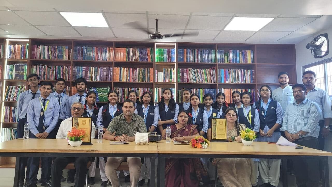 लिटिल फ्लावर स्कूल बस्ती में हर्षोल्लास के साथ मनाई गई गांधी जयंती ।