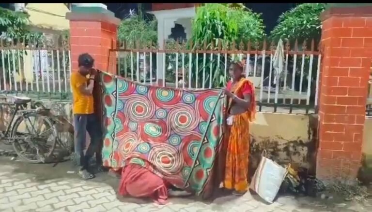अस्पताल के दरवाजे पर तड़पती रही मां, सड़क किनारे गूंजी नवजात की किलकारी !