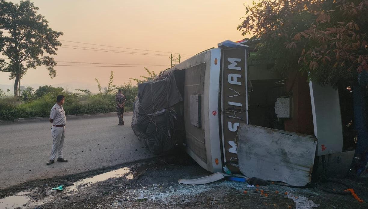 एनएच-33 पर झाबरी के पास कोलकाता से रांची जा रही शिवम यात्री बस पलटी, 20 से अधिक यात्री घायल ।