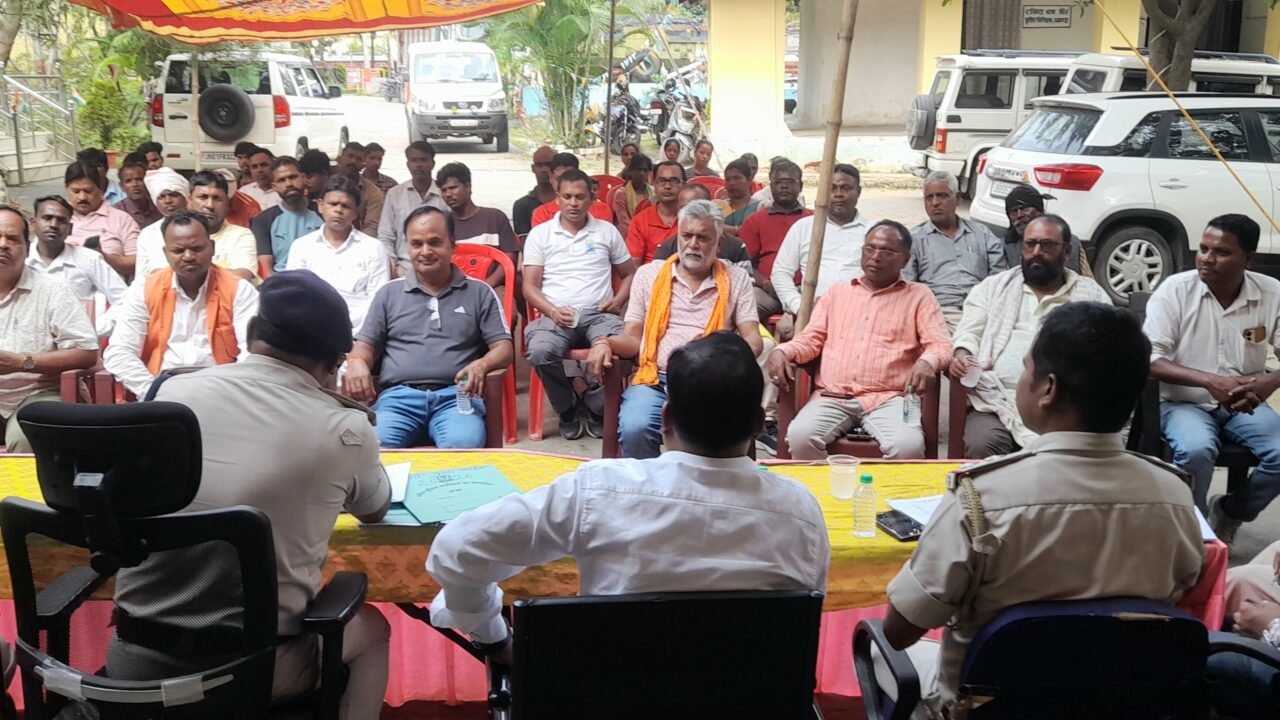 दुर्गा पूजा को लेकर अनगड़ा थाना परिसर में शांति समिति की बैठक सम्पन्न । दुर्गा पूजा में हुड़दंग पर सख्ती, अफवाहों से बचने की अपील ।