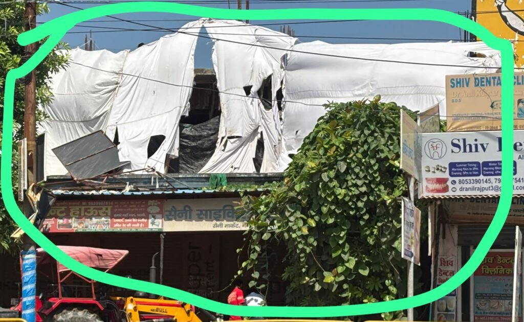 अवैध निर्माणों को छुपाकर पूरा तरह तैयार कराने का अभियंता जितेंदर कुमार का शानदार तरीका टंट के परदे के पीछे चल रहा कमर्शियल दुकानों के काम्प्लेक्स का अवैध निर्माण । अवैध निर्माणों को छुपाकर पूरा तरह तैयार कराने का अभियंता जितेंदर कुमार का शानदार तरीका टंट के परदे के पीछे चल रहा कमर्शियल दुकानों के काम्प्लेक्स का अवैध निर्माण ।