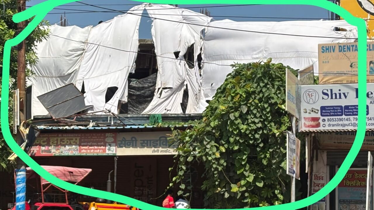 अवैध निर्माणों को छुपाकर पूरा तरह तैयार कराने का अभियंता जितेंदर कुमार का शानदार तरीका टंट के परदे के पीछे चल रहा कमर्शियल दुकानों के काम्प्लेक्स का अवैध निर्माण ।