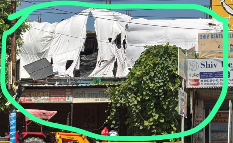 अवैध निर्माणों को छुपाकर पूरा तरह तैयार कराने का अभियंता जितेंदर कुमार का शानदार तरीका टंट के परदे के पीछे चल रहा कमर्शियल दुकानों के काम्प्लेक्स का अवैध निर्माण ।