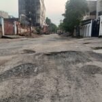 दिवाली तक गड्ढामुक्त का दावा फेल, पैचवर्क के बाद और खतरनाक हुईं सड़कें ।