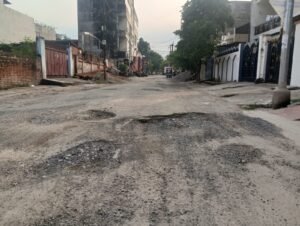 दिवाली तक गड्ढामुक्त का दावा फेल, पैचवर्क के बाद और खतरनाक हुईं सड़कें ।