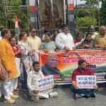 अंबेडकर पार्क से गांधी पार्क तक प्रस्तावित कार्यक्रम निरस्त, कांग्रेसजनों ने काली पट्टी बांधकर जताया विरोध ।