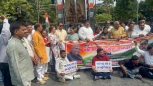 अंबेडकर पार्क से गांधी पार्क तक प्रस्तावित कार्यक्रम निरस्त, कांग्रेसजनों ने काली पट्टी बांधकर जताया विरोध ।