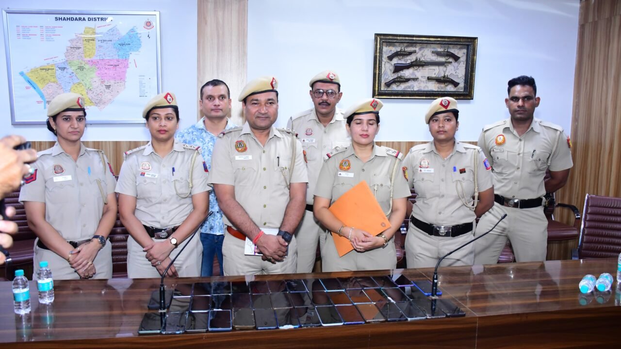 आनंद विहार पुलिस की बडी कार्यवाही एक रेशमा नामक महिला से चोरी के 43 मोबाइल फ़ोन बरामद आरोपी महिला को गिरफ़्तार किया गया ।