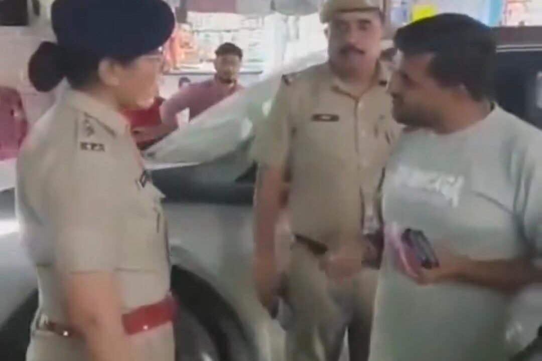 वर्दी का रौब या कानून से खिलवाड़? वकील को थप्पड़ मारने का वीडियो वायरल, पुलिस की कार्यशैली कटघरे में !