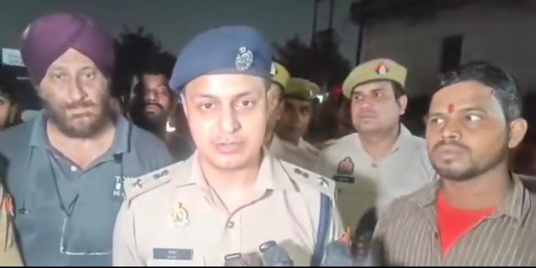 गाजियाबाद के शहीदनगर में निर्माणाधीन मकान का लिंटर गिरा, कई लोगों के दबे होने की आशंका ।