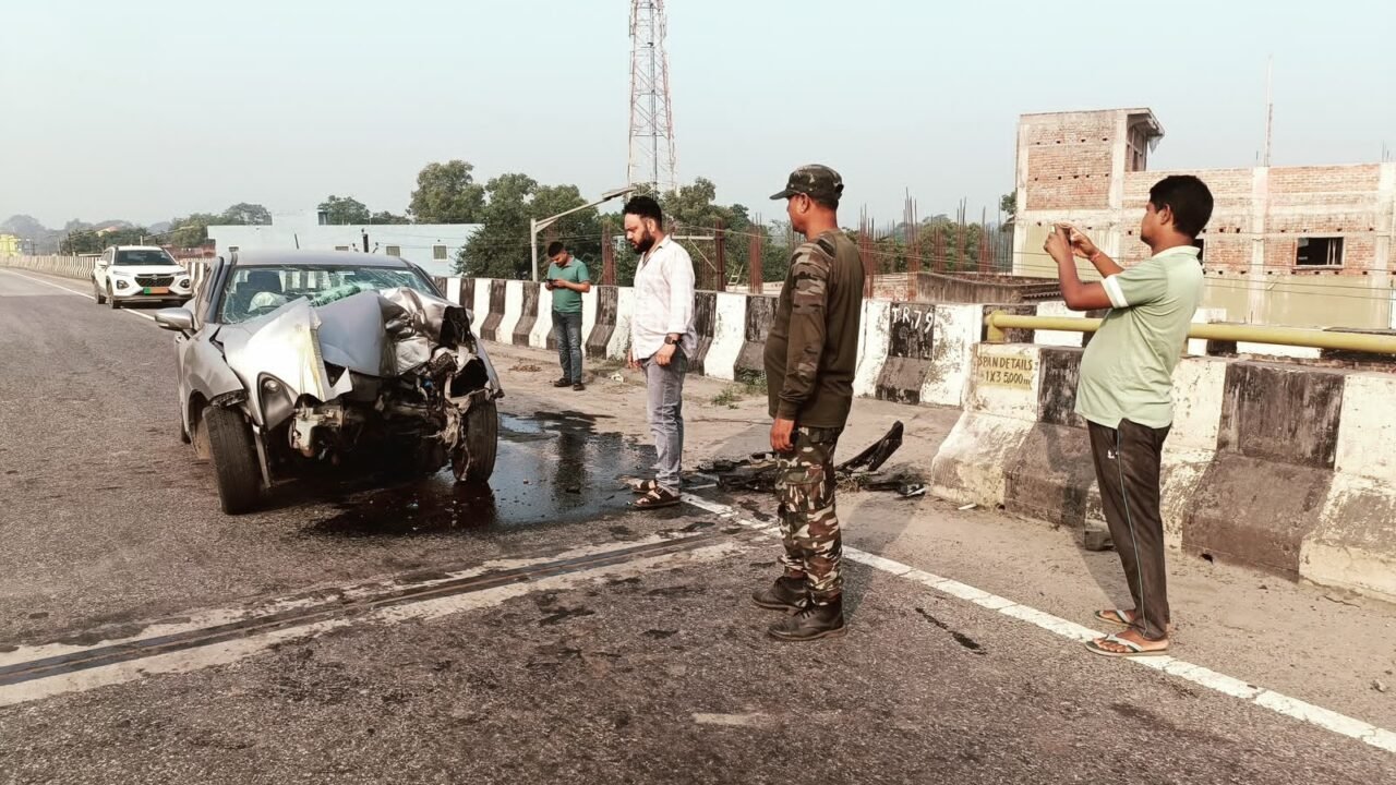 चौका ओवरब्रिज पर डिवाइडर से टकराई बलेनो कार, भाजपा युवा नेता आकाश महतो ने दिखाई तत्परता ।