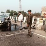 चौका ओवरब्रिज पर डिवाइडर से टकराई बलेनो कार, भाजपा युवा नेता आकाश महतो ने दिखाई तत्परता ।