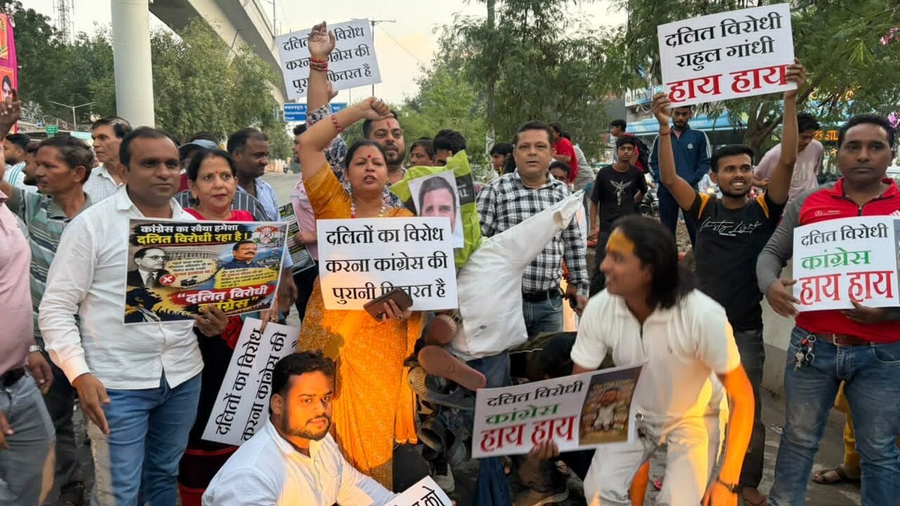 दिल्ली के शाहदरा में फूटा दलित समाज का प्रचंड आक्रोश, राहुल गांधी के खिलाफ किया विकराल प्रदर्शन ।