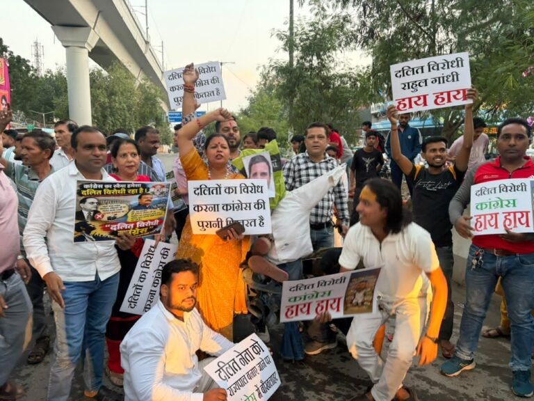 दिल्ली के शाहदरा में फूटा दलित समाज का प्रचंड आक्रोश, राहुल गांधी के खिलाफ किया विकराल प्रदर्शन ।