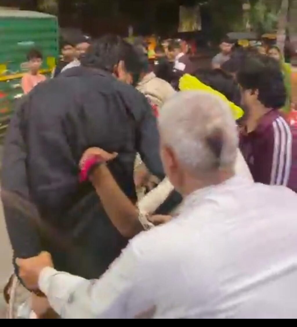 त्रिलोकपुरी में रेडी दुकानदार से मारपीट का वीडियो सामने आने का दावा, तलवार-डंडे मिलने की बात; पीड़ित को ही रात से हिरासत में रखने पर उठे सवाल ? त्रिलोकपुरी में रेडी दुकानदार से मारपीट का वीडियो सामने आने का दावा, तलवार-डंडे मिलने की बात; पीड़ित को ही रात से हिरासत में रखने पर उठे सवाल ?