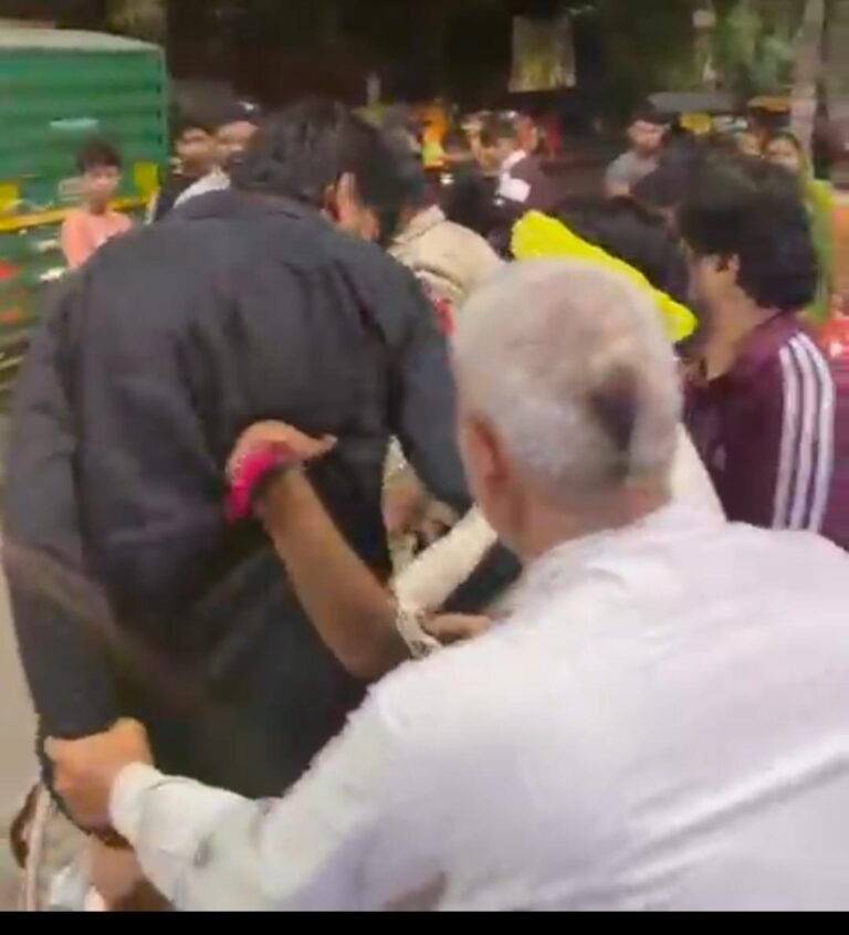 त्रिलोकपुरी में रेडी दुकानदार से मारपीट का वीडियो सामने आने का दावा, तलवार-डंडे मिलने की बात; पीड़ित को ही रात से हिरासत में रखने पर उठे सवाल ?