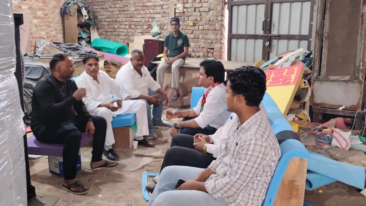 आशियाना कॉलोनी, बुलंदशहर रोड , हापुड़ में आदरणीय शब्बू सैफी, मोहम्मद साद, हाफिज रियाज़ और अन्य सम्मानित साथियों के साथ आत्मीय मुलाकात कर चाय पर चर्चा की।