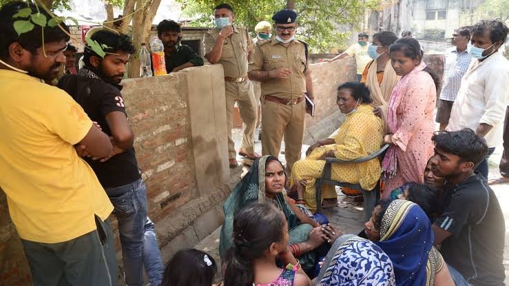 प्रयागराज में ISD कॉलेज के लैब अटेंडेंट की गोली मारकर हत्या,घर में घुसकर दबंगों ने किया हमला,पड़ोसियों से चल रहा था विवाद ।