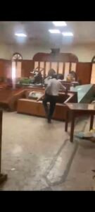 इलाहाबाद हाईकोर्ट ने अदालत परिसर में नारेबाजी और न्यायिक कार्यवाही बाधित करने के मामले को गंभीरता से लिया।