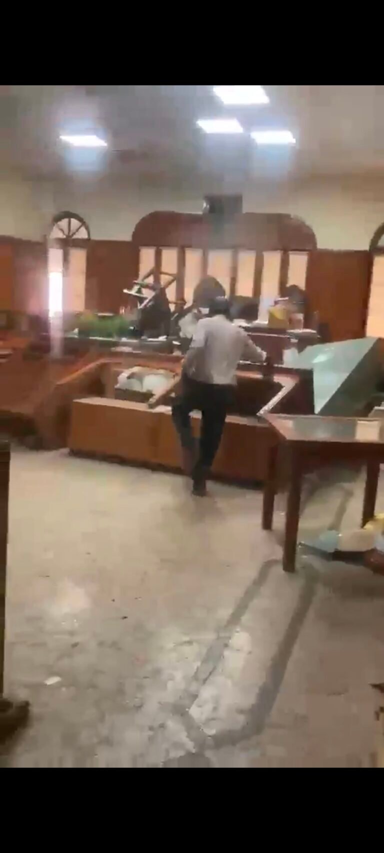 इलाहाबाद हाईकोर्ट ने अदालत परिसर में नारेबाजी और न्यायिक कार्यवाही बाधित करने के मामले को गंभीरता से लिया।